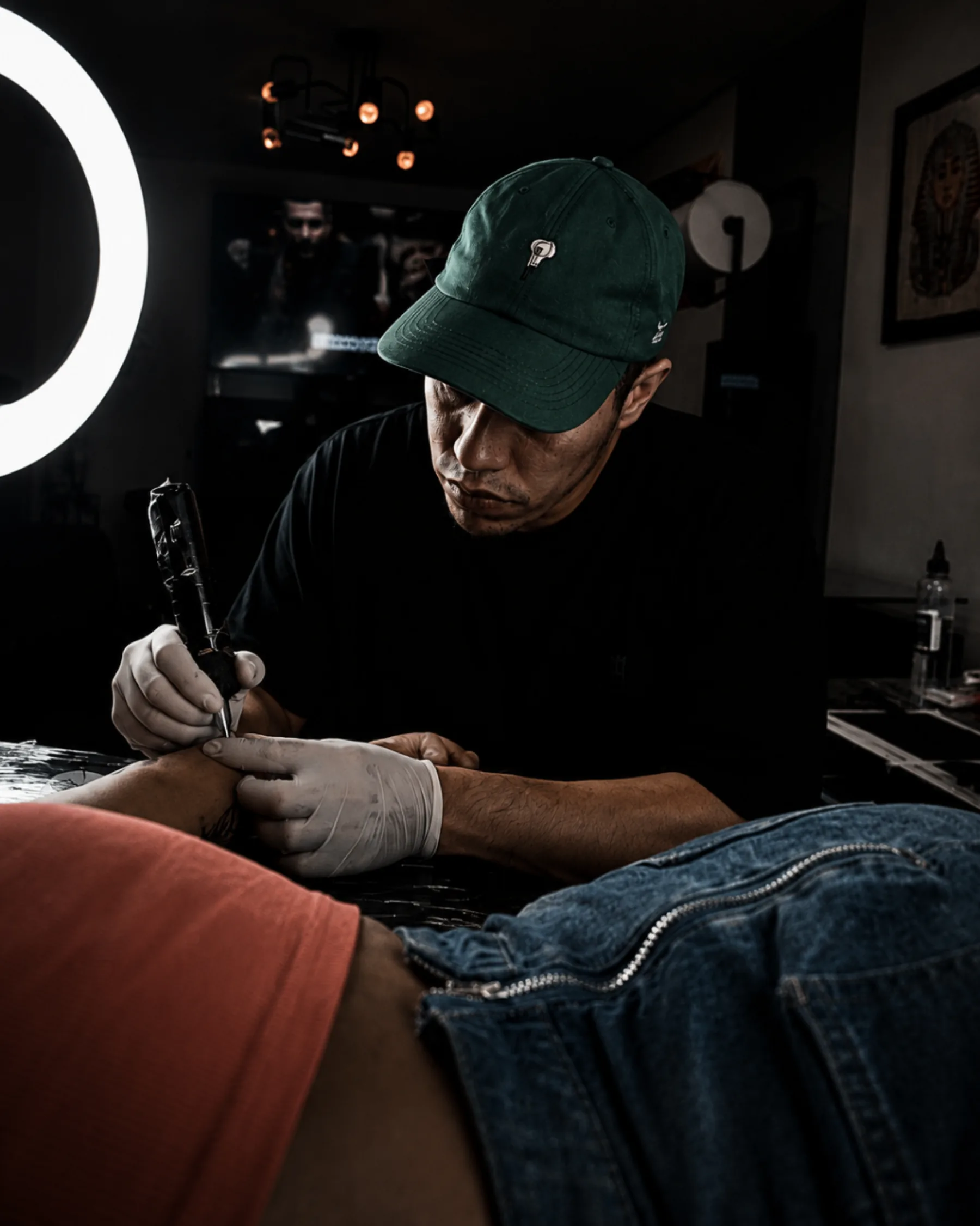 Proceso real de tatuado en Santana Art con iluminación de estudio