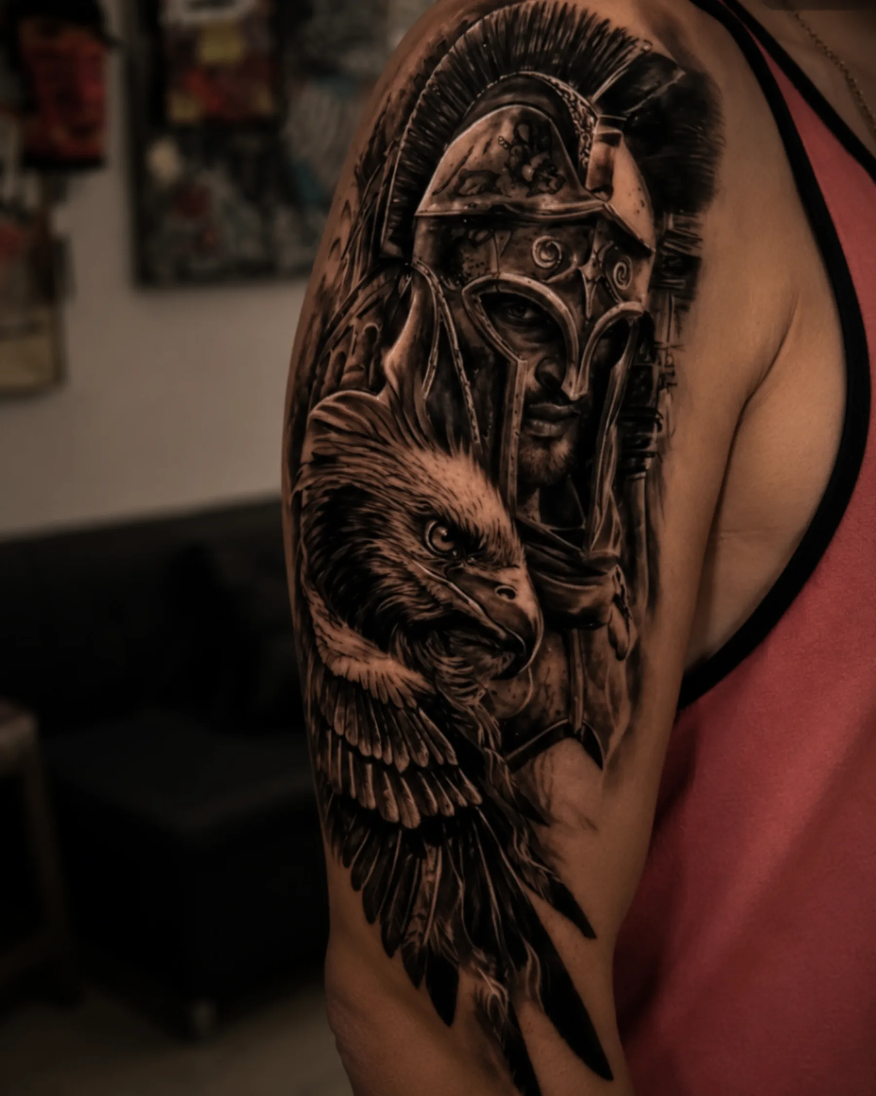 Tatuaje black and grey de guerrero con águila realizado por Santana Art